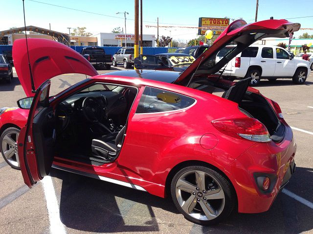 Hyundai Veloster Base Hatchback