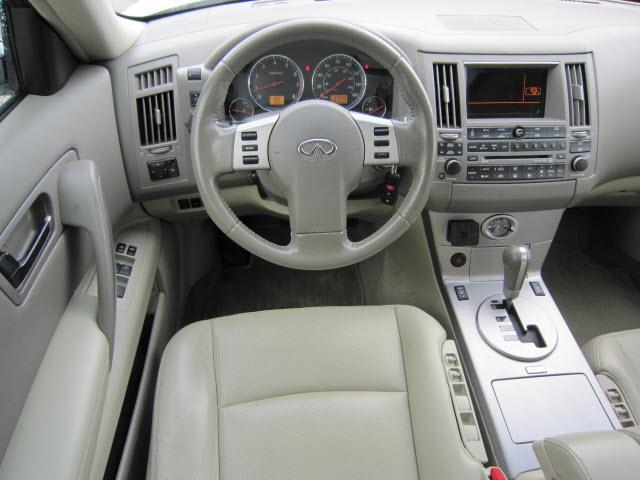 Infiniti FX35 2004 photo 2