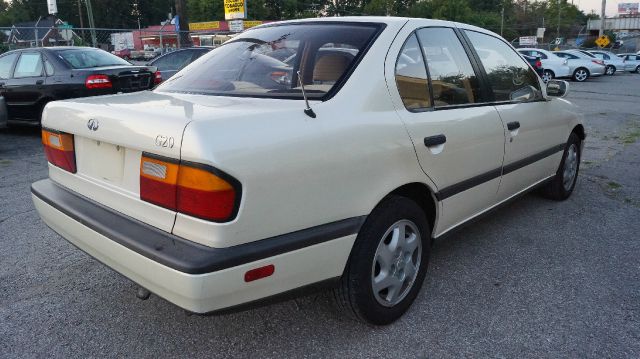 Infiniti G20 Base Sedan