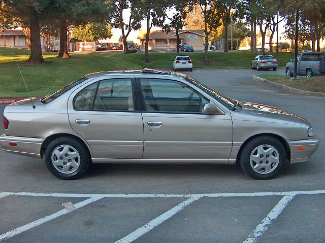 Infiniti G20 1996 photo 3