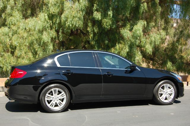 Infiniti G25 SE - Convertible Sharp Sedan
