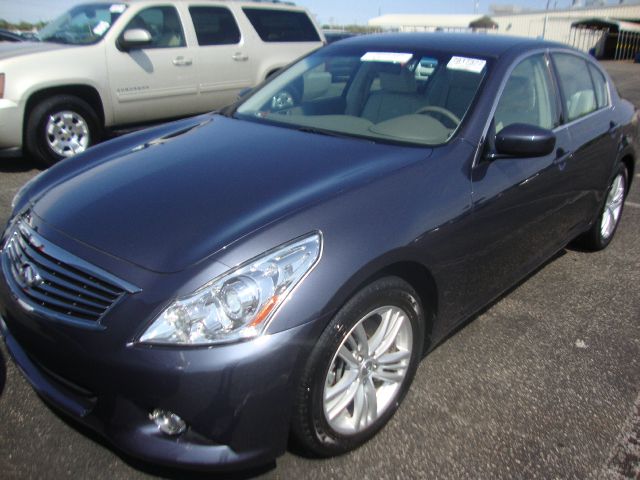 Infiniti G25 SE - Convertible Sharp Sedan