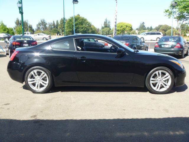 Infiniti G37 2010 photo 2