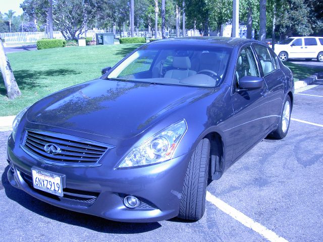 Infiniti G37 2010 photo 2