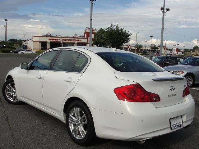 Infiniti G37 2011 photo 2
