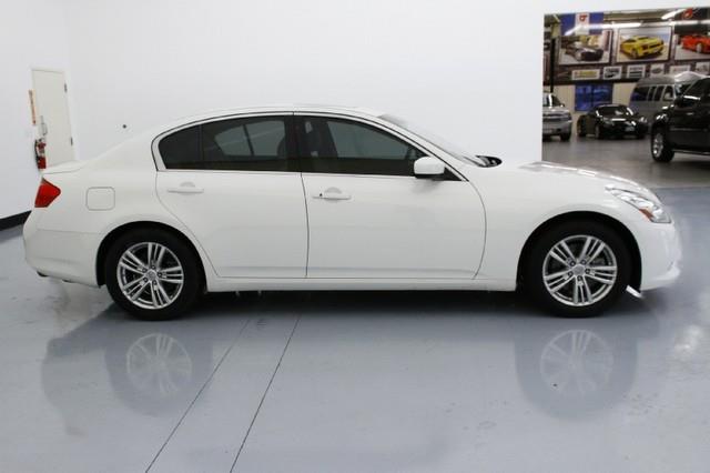 Infiniti G37 2011 photo 2