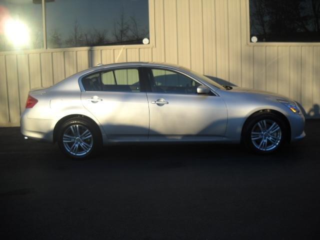 Infiniti G37x 2010 photo 2