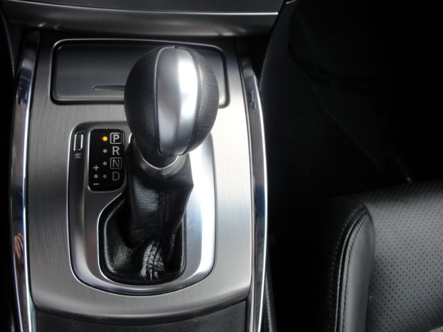 Infiniti G37x 2011 photo 1