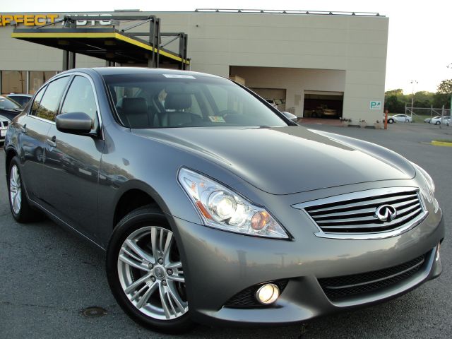 Infiniti G37x 2011 photo 2