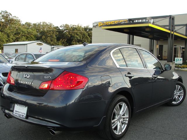 Infiniti G37x 2011 photo 2