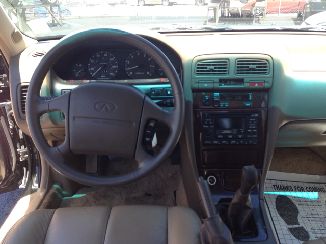 Infiniti I30 1997 photo 2