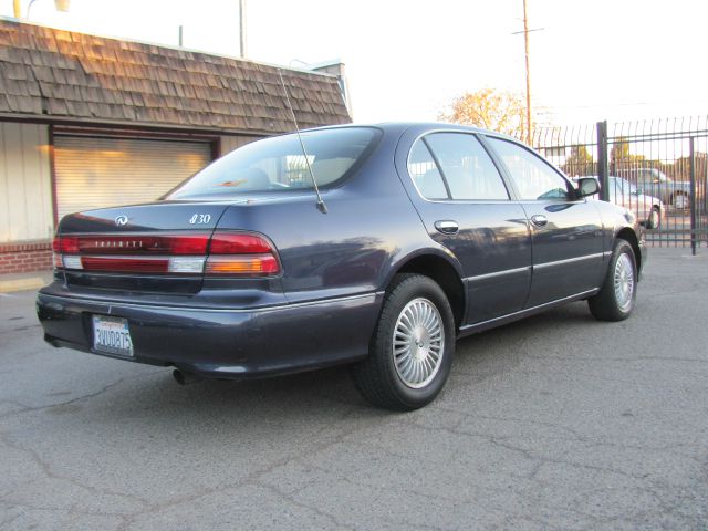 Infiniti I30 1997 photo 3