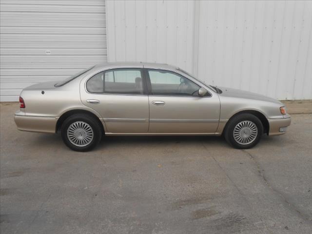 Infiniti I30 1997 photo 2