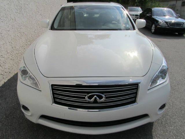 Infiniti M37 2011 photo 2