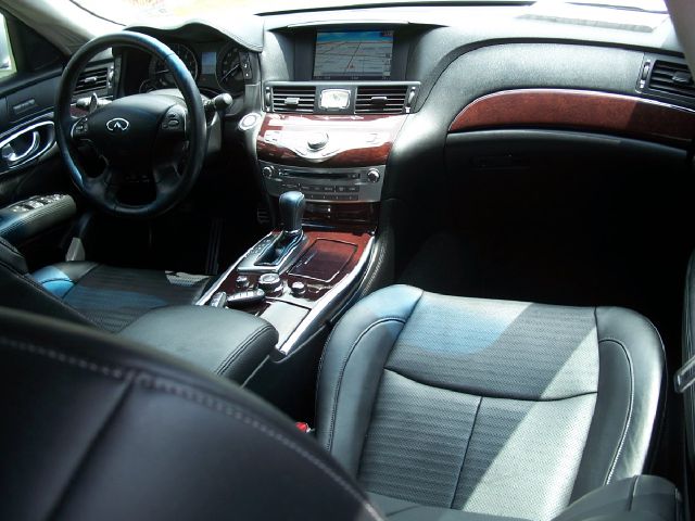 Infiniti M56 2011 photo 2