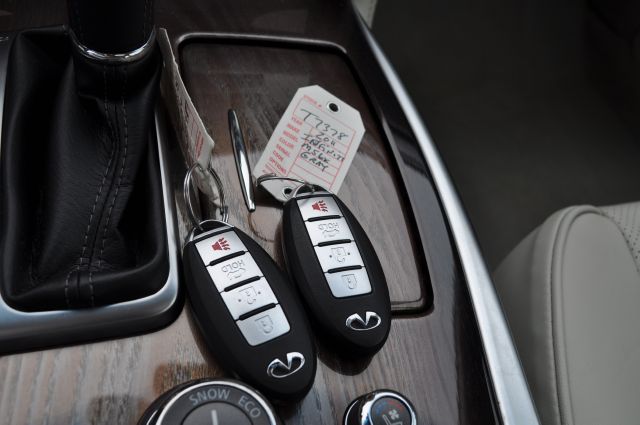 Infiniti M56x 2011 photo 14