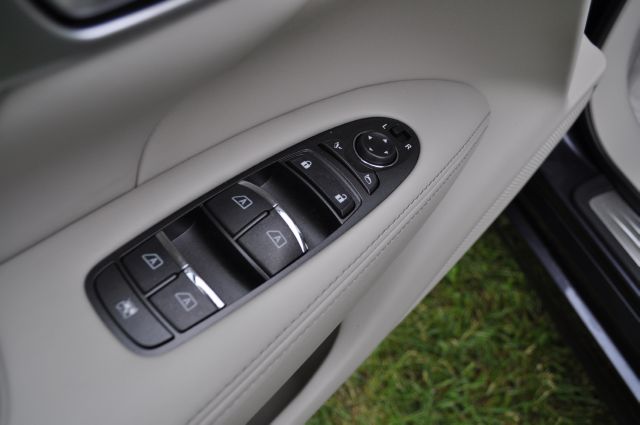 Infiniti M56x 2011 photo 2