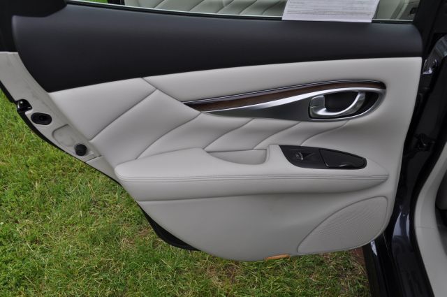 Infiniti M56x 2011 photo 20