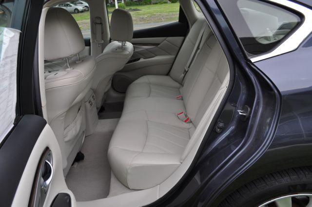 Infiniti M56x 2011 photo 22