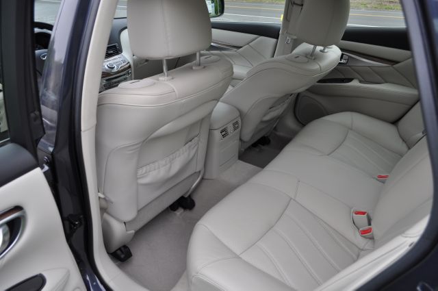 Infiniti M56x 2011 photo 23