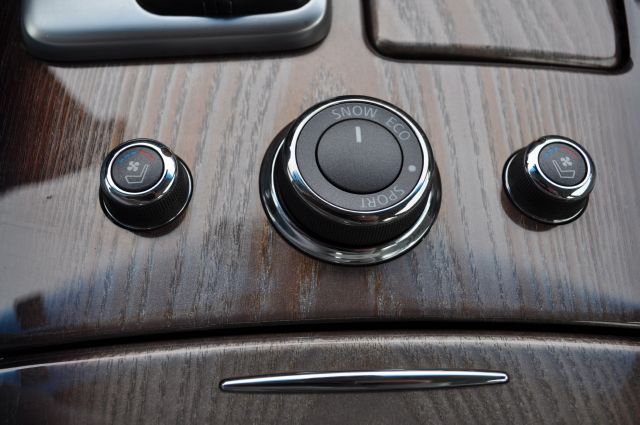 Infiniti M56x 2011 photo 26