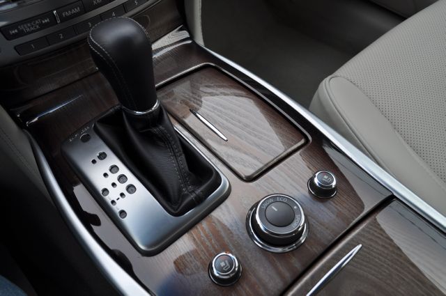 Infiniti M56x 2011 photo 28