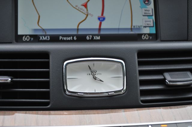 Infiniti M56x 2011 photo 30