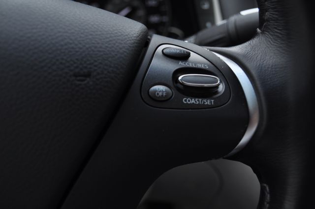 Infiniti M56x 2011 photo 32