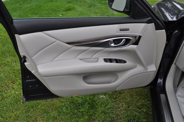 Infiniti M56x 2011 photo 39