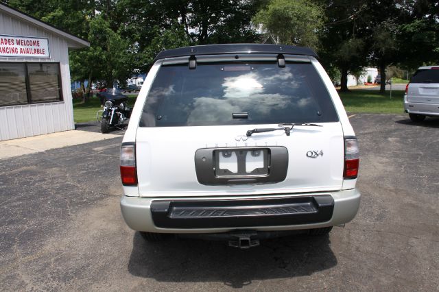 Infiniti QX4 2000 photo 1