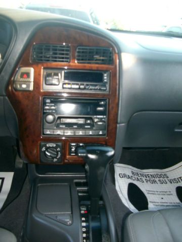 Infiniti QX4 2000 photo 1