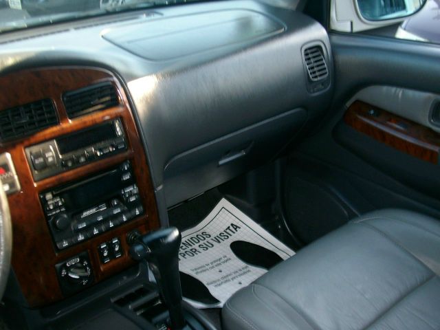 Infiniti QX4 2000 photo 4