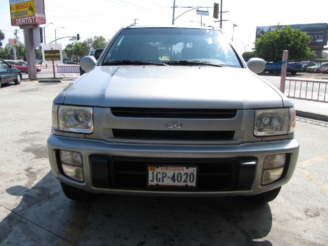 Infiniti QX4 2000 photo 1