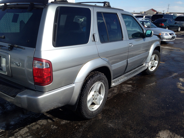 Infiniti QX4 2001 photo 2