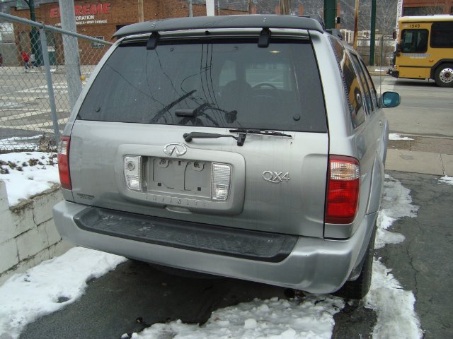 Infiniti QX4 2001 photo 1