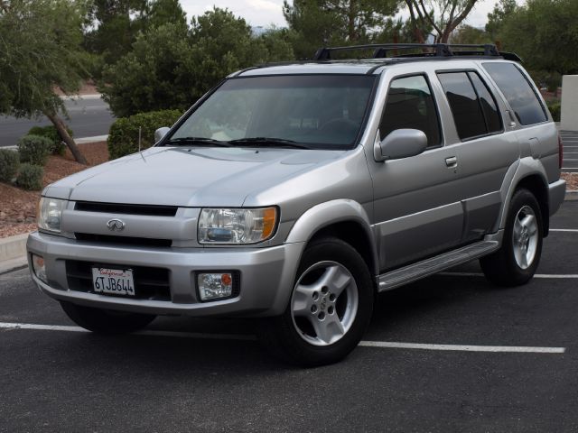 Infiniti QX4 2002 photo 1