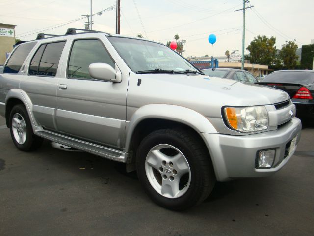 Infiniti QX4 2002 photo 2