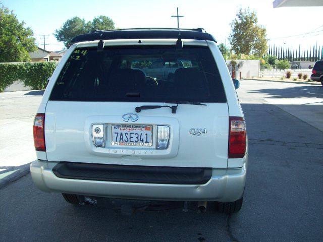 Infiniti QX4 2002 photo 2