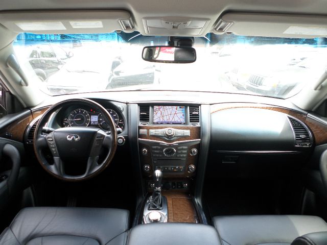 Infiniti QX56 2011 photo 1
