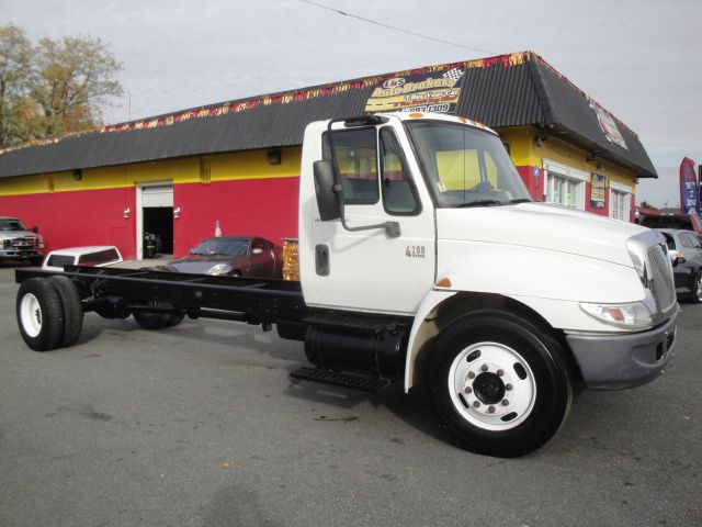 International 4200 2005 photo 1