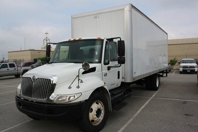 International 4300 DT466 2002 photo 12