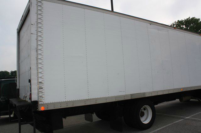 International 4300 DT466 2002 photo 18