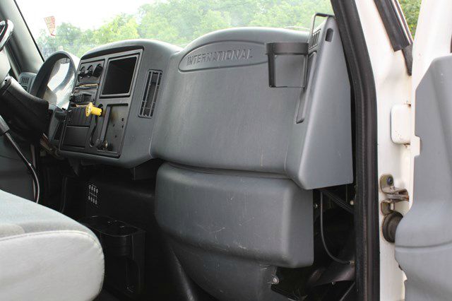 International 4300 DT466 2002 photo 19