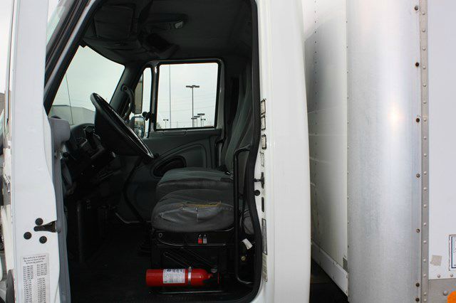 International 4300 DT466 2002 photo 9