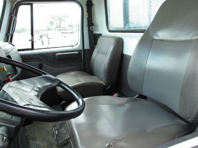 International 4700 1999 photo 3