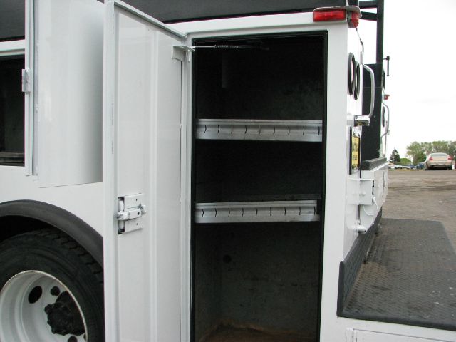 International 4700 2000 photo 1