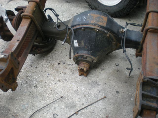 International 4700 2002 photo 1