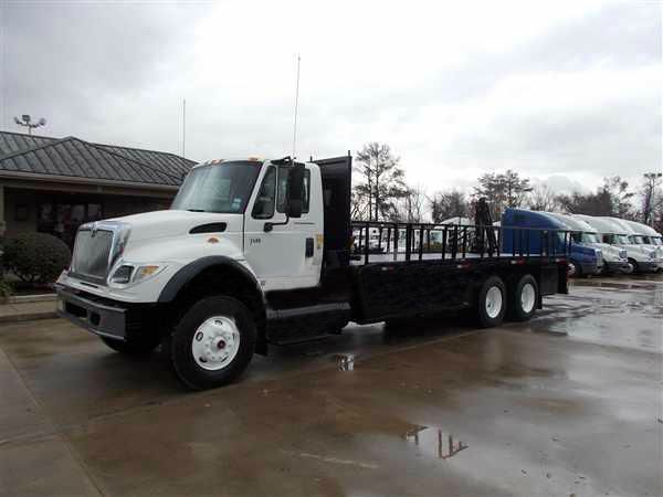 International 7600 flatbed 2007 photo 1