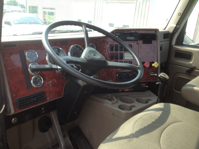 International 9200i 2004 photo 1