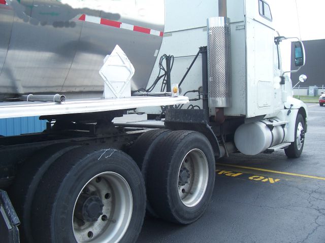 International 9400i 2005 photo 2